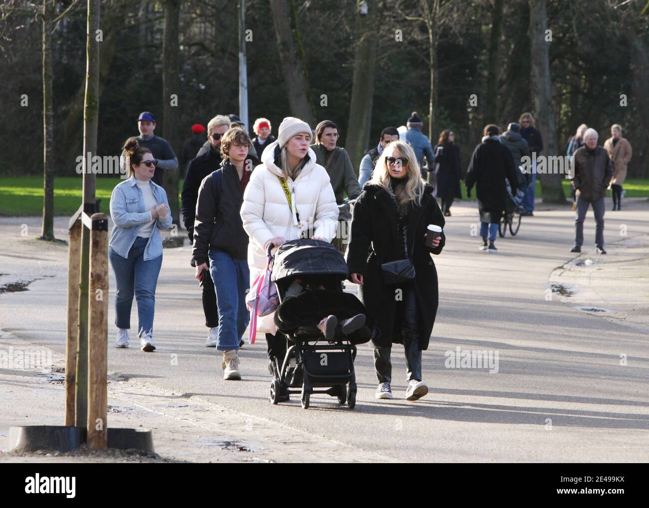 Les Gens Marche Pendant L Apres Midi Ensoleille Au Vondelpark Le 22 Janvier 21 A Amsterdam Pays Bas Le Centre Europeen De Prevention Et De Controle Des Maladies Ecdc A Annonce Hier Que Les Mutations