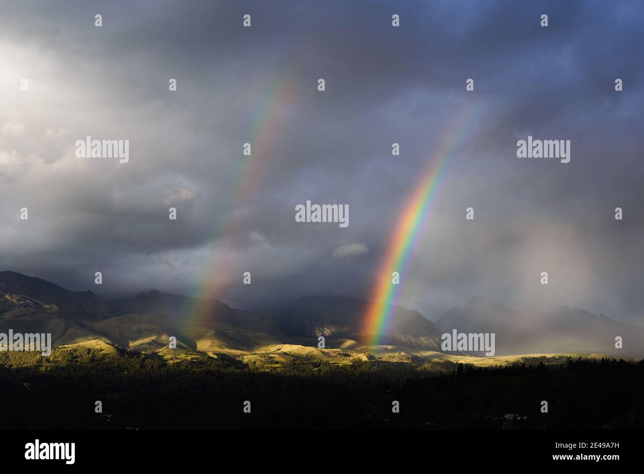 Double arc-en-ciel sur les montagnes de la Cordillère Blanca, Parc national de Huascaran, Ancash, Pérou. Banque D'Images