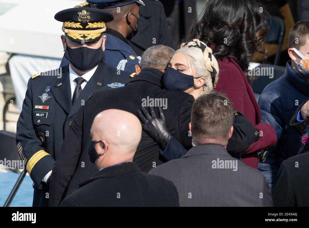 Washington, District de Columbia, États-Unis. 20 janvier 2021. Barak Obama salue Lady Gaga lors de l'inauguration du président Joe Biden, le mercredi 20 janvier 2021 au Capitole des États-Unis à Washington, DC. Crédit : John Harrington/ZUMA Wire/Alay Live News Banque D'Images