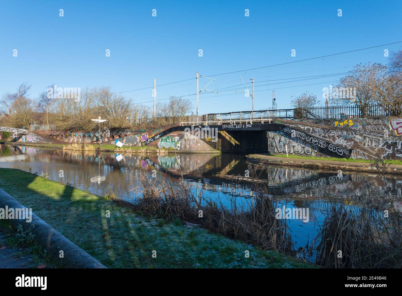 Pont sur la Birmingham Canal Old Line traversant Ladywood près du centre-ville de Birmingham par une belle journée d'hiver Banque D'Images