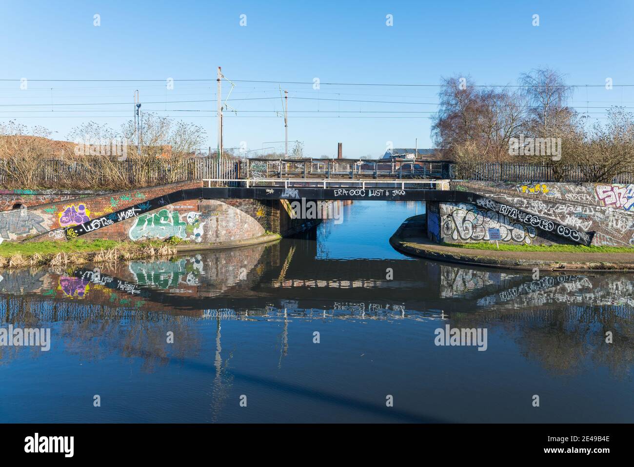 Pont sur la Birmingham Canal Old Line traversant Ladywood près du centre-ville de Birmingham par une belle journée d'hiver Banque D'Images