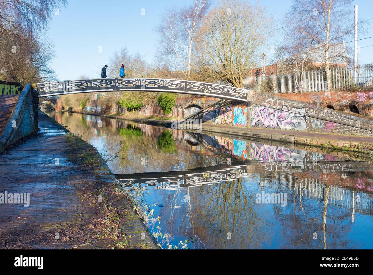 Pont sur la Birmingham Canal Old Line traversant Ladywood près du centre-ville de Birmingham par une belle journée d'hiver Banque D'Images