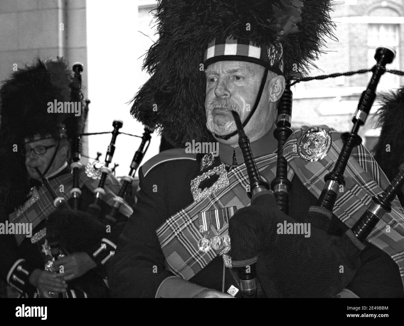 Cornemuse, collier de tuyaux Rose et Thistle, Menin Gate, Ypres Banque D'Images