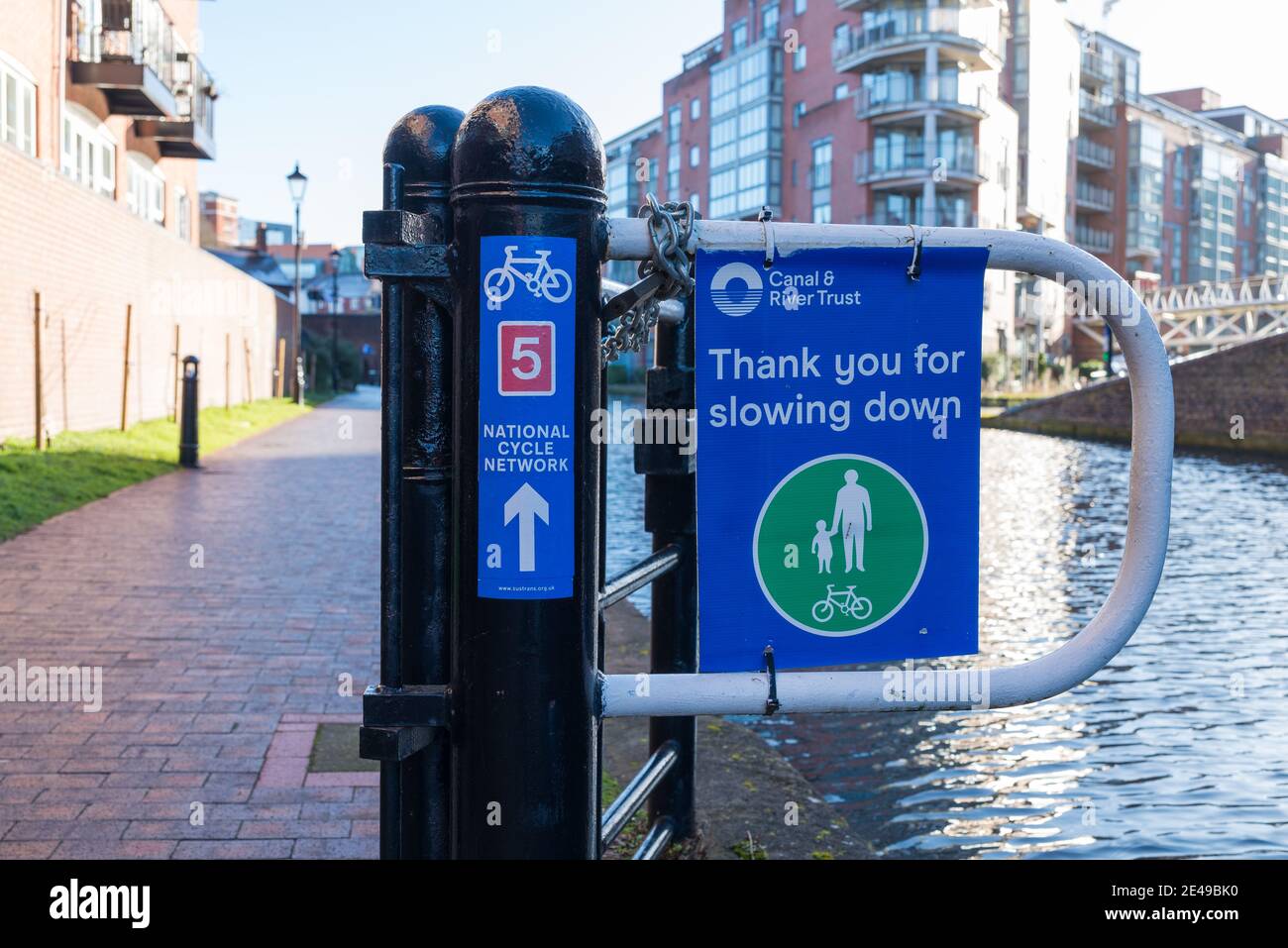 Le National cycle Network vous remercie de ralentir sur le chemin de halage du canal dans le centre-ville de Birmingham Banque D'Images