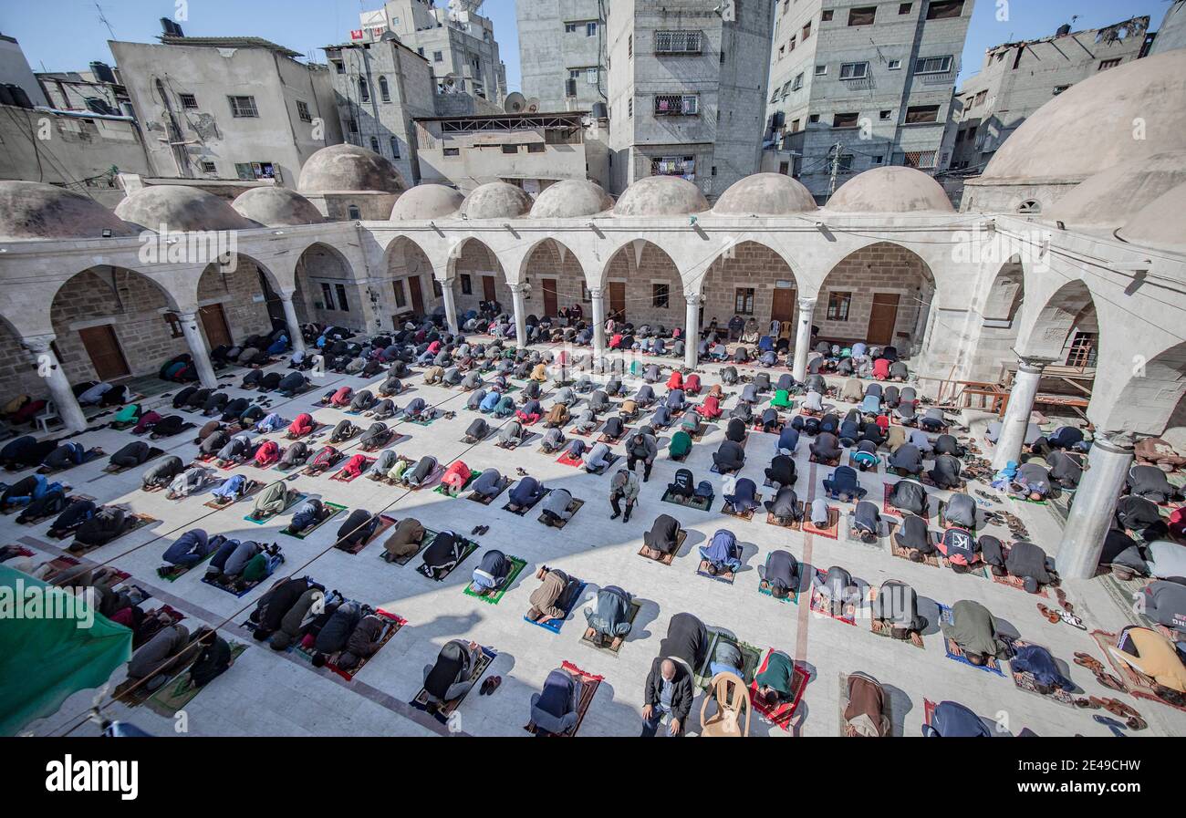 Gaza, la bande de Gaza, Palestine. 22 janvier 2021. Les Palestiniens assistent aux prières du vendredi dans la ville de Gaza alors que les mosquées rouvrent dans la bande de Gaza. Credit: Abed Alrahman Alkahlout/Quds Net News/ZUMA Wire/Alay Live News Banque D'Images