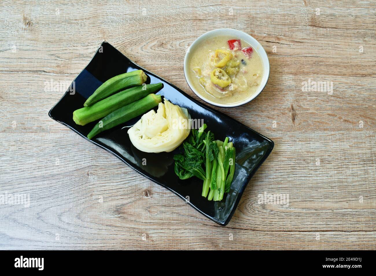 sauce soja aux herbes avec crevettes hachées et hacher le porc sauce au lait de coco servi à deux légumes bouillis sur l'assiette Banque D'Images