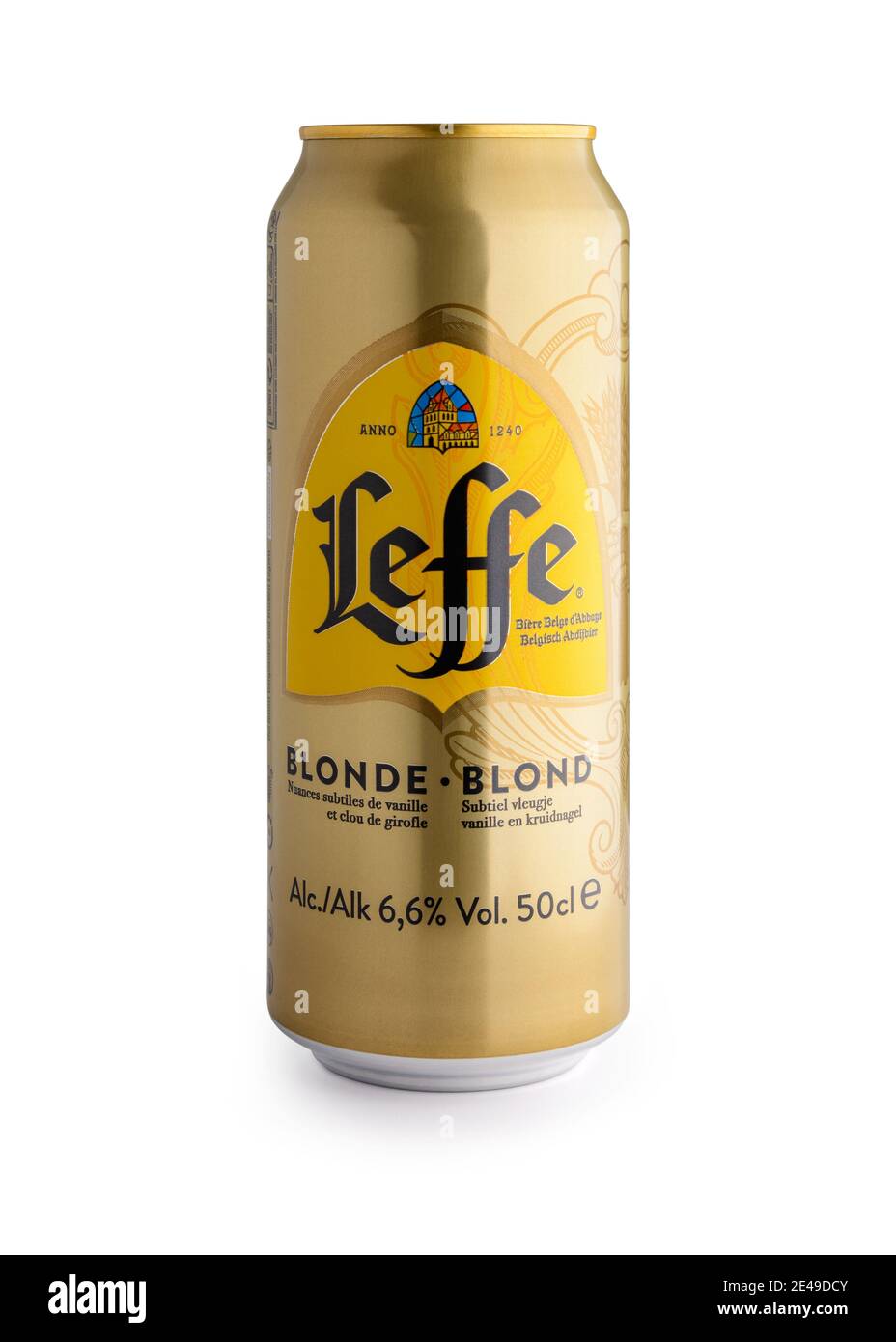 Une canette de bière Leffe de 50 cl sur fond blanc. Leffe est une marque belge de bière et appartient à InBev Belgium. Banque D'Images