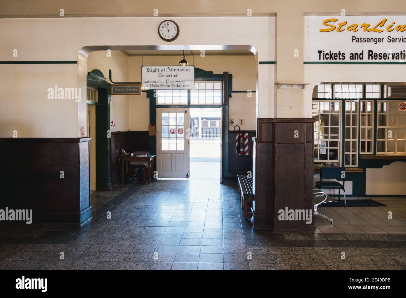 Windhoek, Namibie - juillet 22 2020 : intérieur de la gare de Windhoek, bâtiment historique du terminal ferroviaire par la puissance coloniale allemande en Afrique du Sud-Ouest Banque D'Images