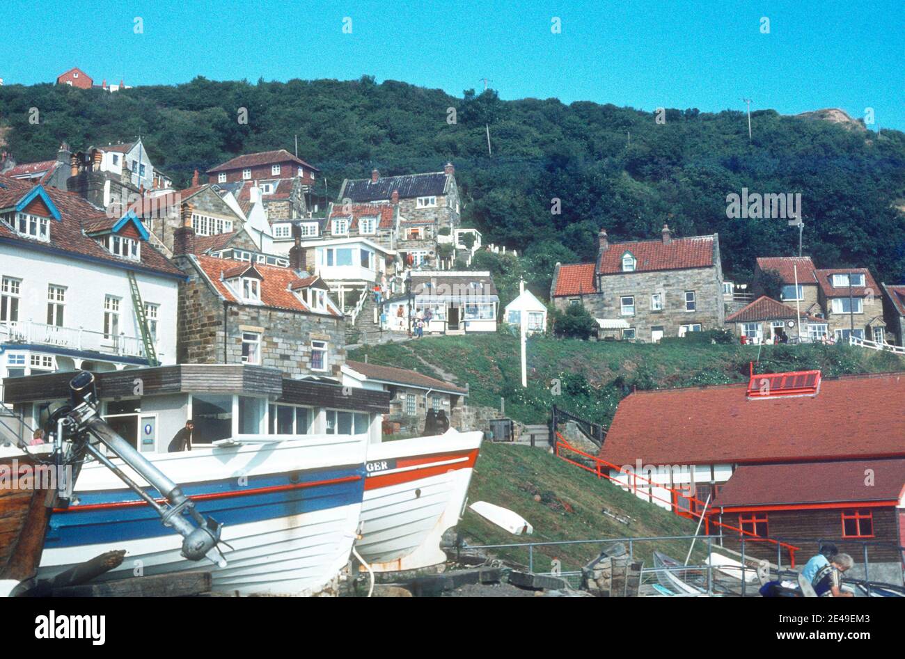 1978 Runswick Bay - des bateaux de pêche connus sous le nom de Cobles ont pris le rivage au village inférieur de Runswick Bay, à côté de la station de Lifeboat à Runswick Bay. La station Lifeboat Station Runswick Bay a été transférée à Staithes en 1978, mais elle est toujours là, mais elle est gérée comme un service bénévole. Il s'agit d'une attraction touristique populaire en raison de son village pittoresque en bordure de falaise, de ses superbes promenades côtières, de la chasse aux fossiles et de Runswick Sands, une plage de sable blanc. Il est sur le sentier national de Cleveland Way Runswick Bay North Yorkshire, Angleterre, GB, Royaume-Uni, Europe Banque D'Images