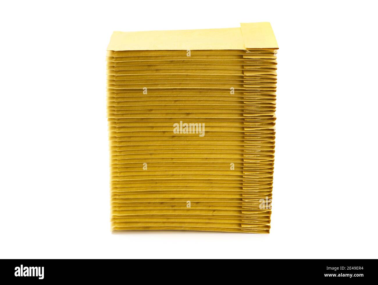 Pile d'enveloppes matelassées jaunes isolées sur une vue avant blanche. Banque D'Images