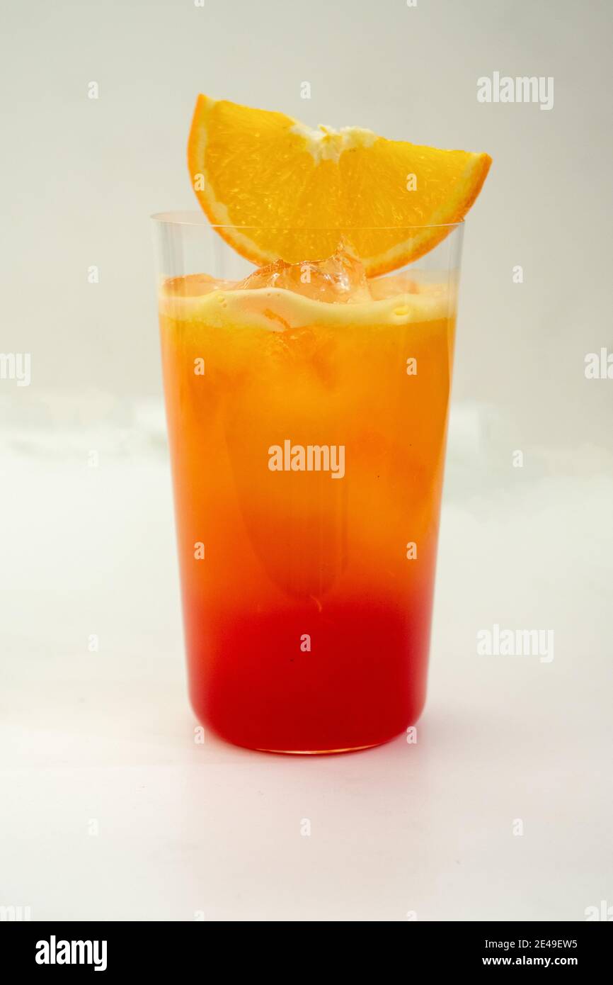 Garibaldi cocktail dans un verre de haute boule avec rouge italien amer Et jus d'orange sur fond blanc Banque D'Images