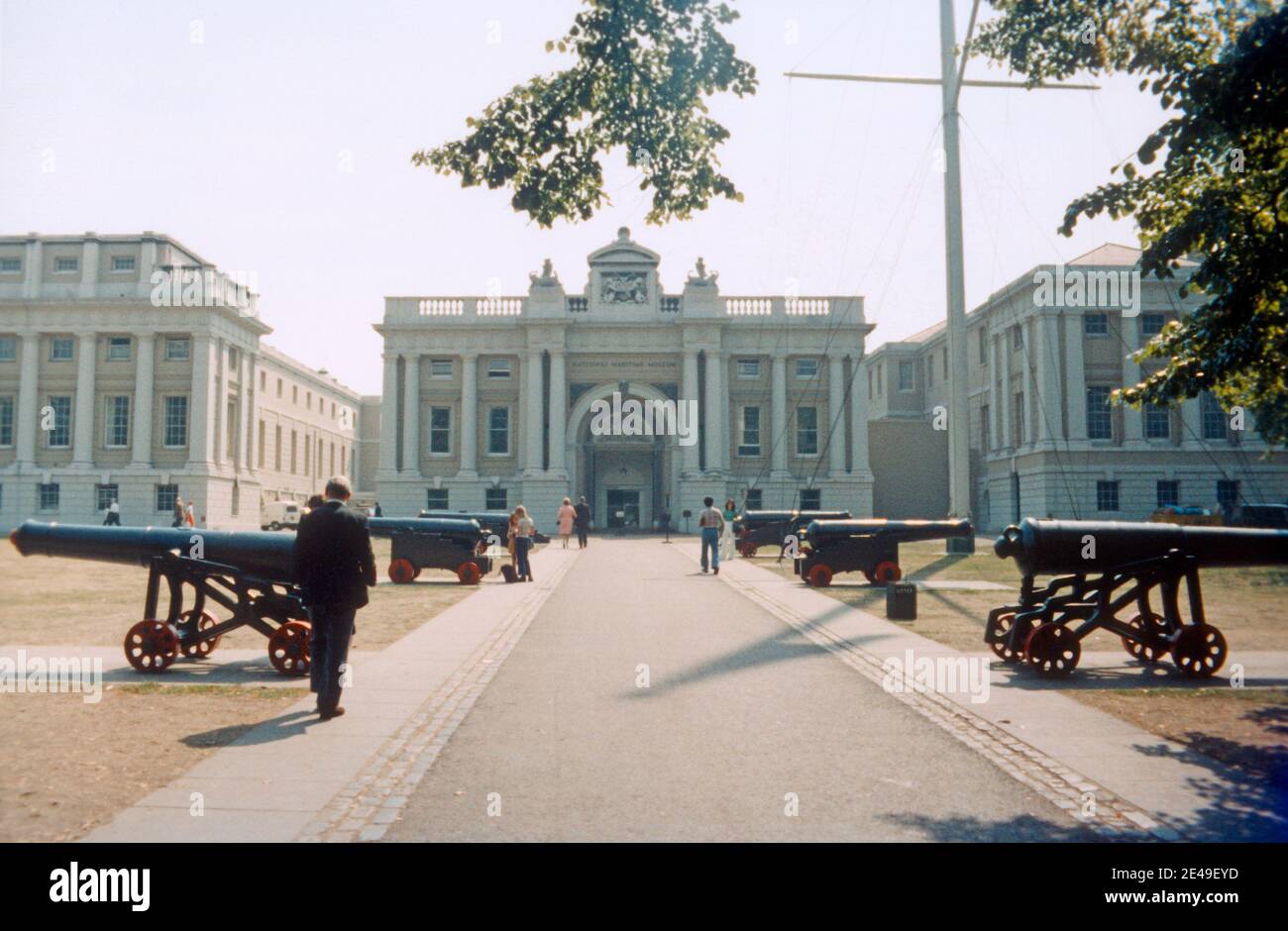 1974 Greenwich London - le National Maritime Museum (NMM) est un musée maritime de Greenwich, Londres. Il fait partie du Royal Museums Greenwich, un réseau de musées du site du patrimoine mondial de Maritime Greenwich. Le musée a été officiellement établi en 1934 dans les jardins de Greenwich Royal Park, dans les bâtiments autrefois occupés par la Royal Hospital School, National Maritime Museum Greenwich London, GB UK Europe Banque D'Images