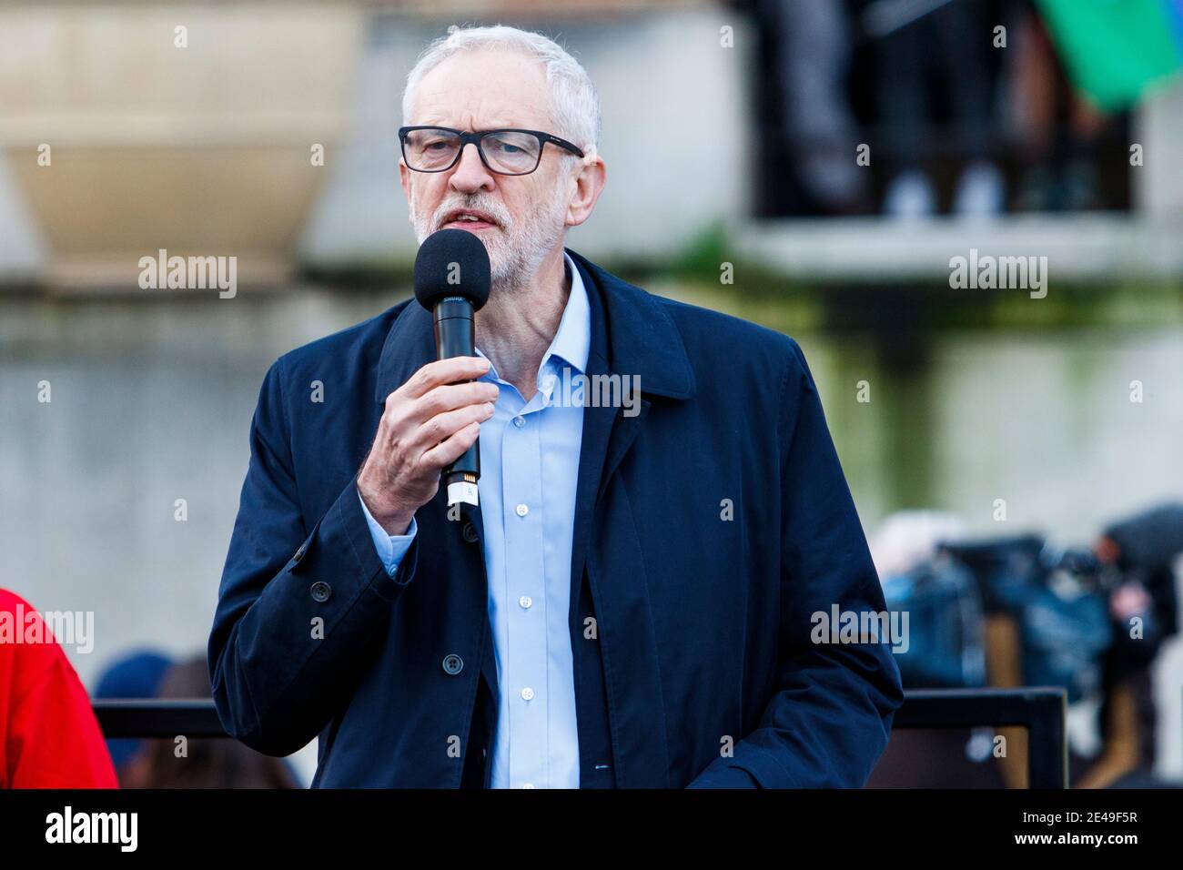 Bristol, Royaume-Uni. 9 décembre 2019. Jeremy Corbyn est photographié pour parler à des supporters lors d'un rassemblement à College Green, Bristol. Banque D'Images