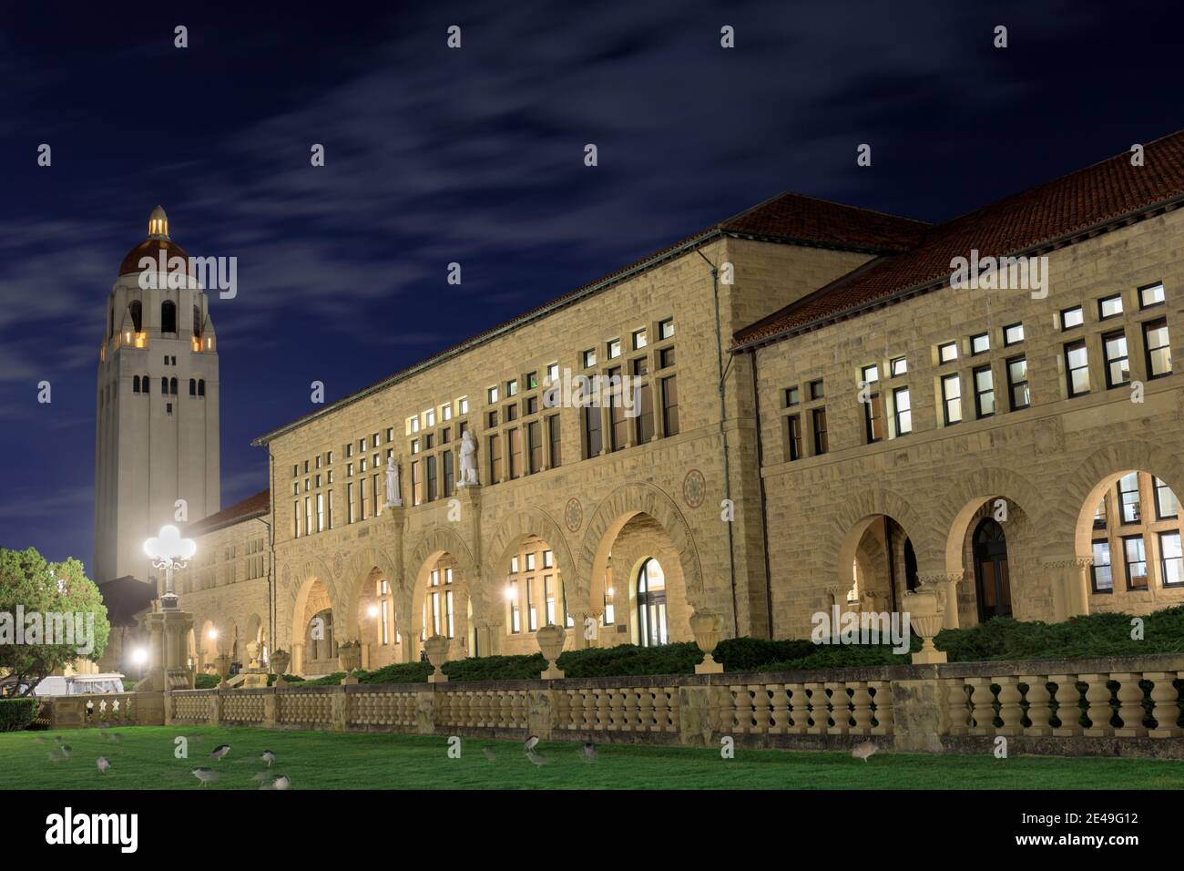 Des héros de nuit qui se forcent sous la tour Hoover à l'université de Stanford Banque D'Images