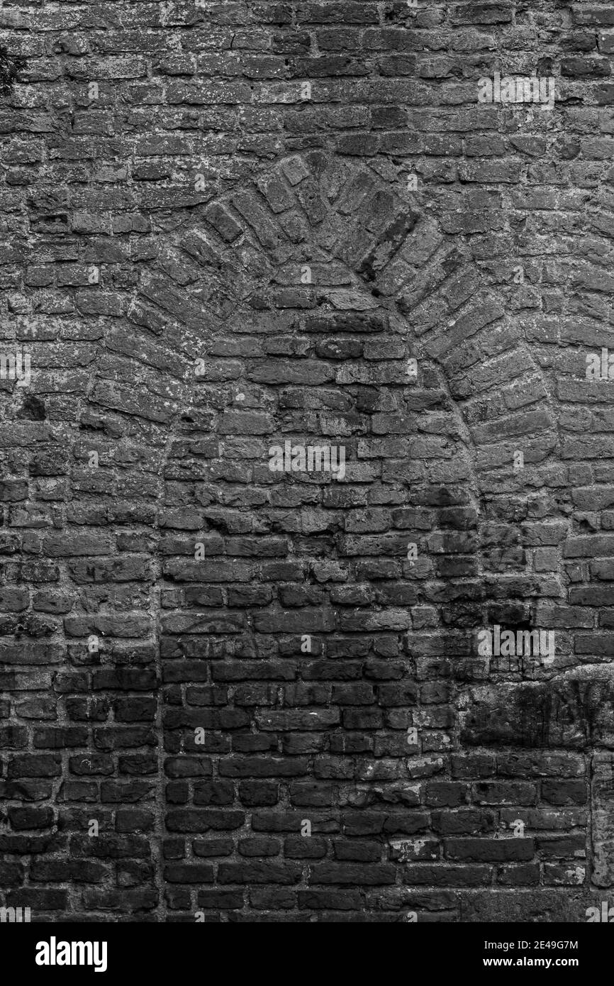 Arrière-plan avec mur de brique cultivé avec des mois et ancien médiéval forme de la fenêtre Banque D'Images