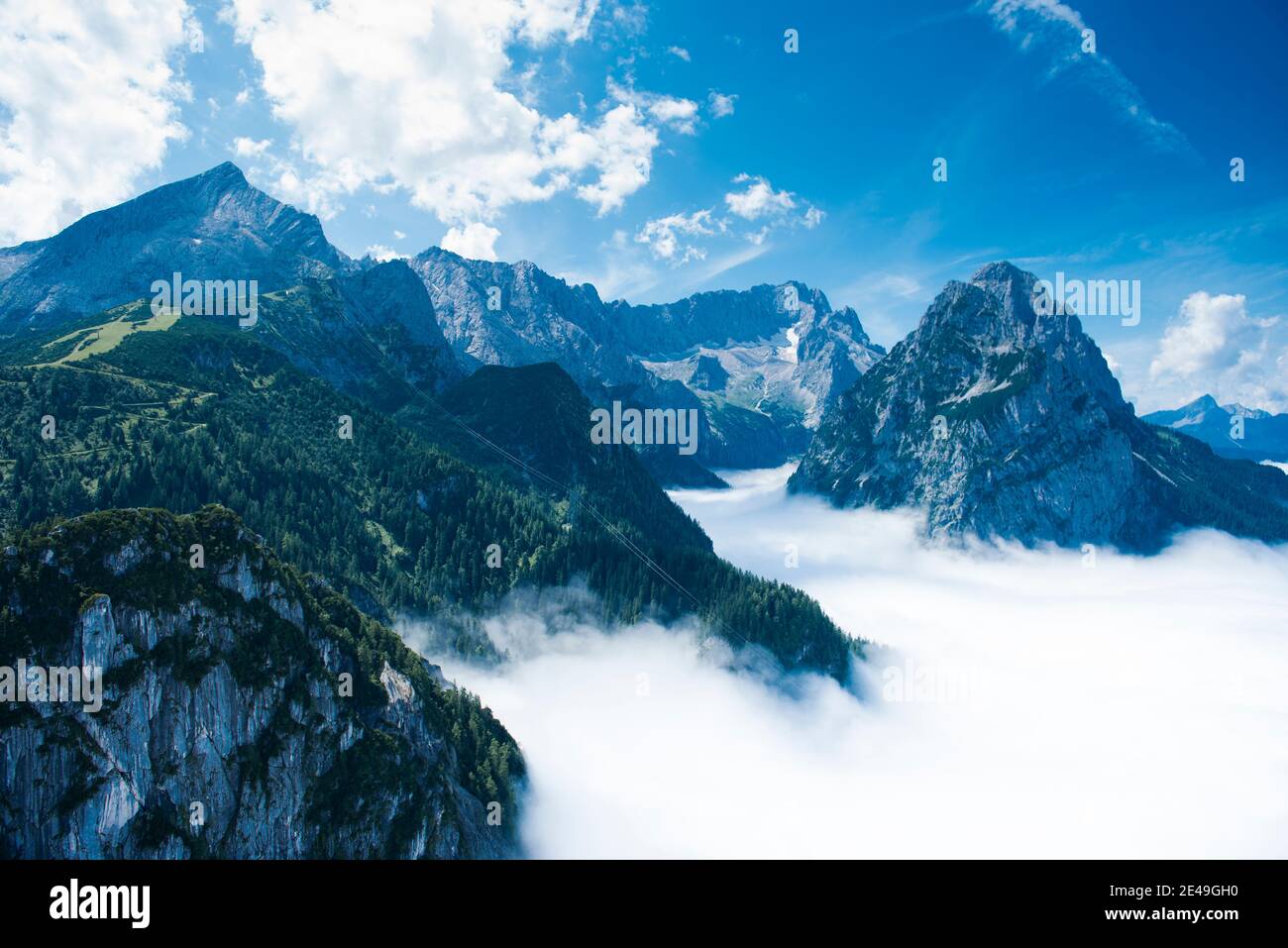 Alpspitze, Zugspitze, Waxenstein, Höllental, brouillard, montagnes Wetterstein, Garmisch-Partenkirchen, vue aérienne, Werdenfelser Land, Oberland, Bavière, Allemagne Banque D'Images