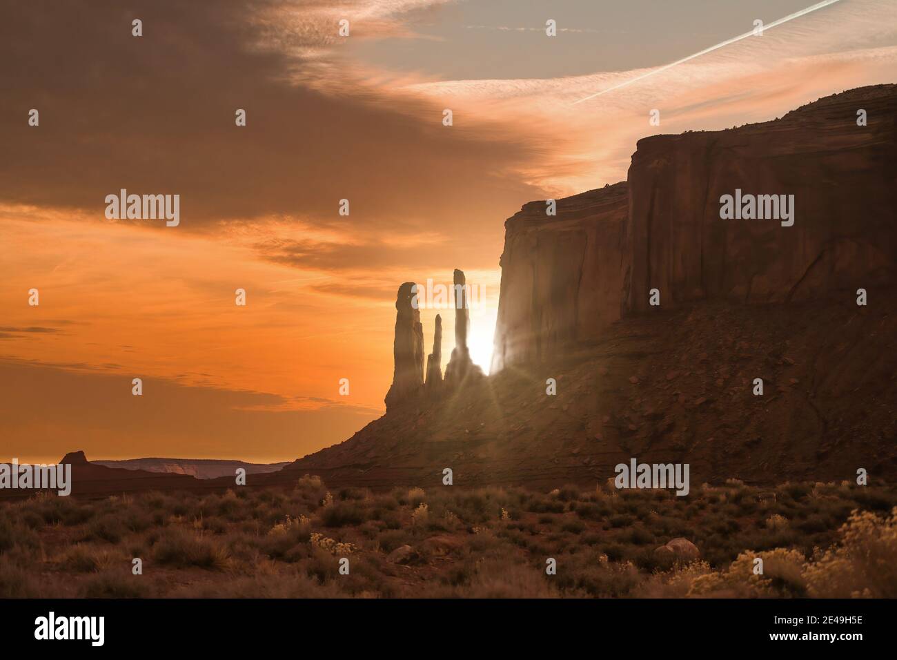Coucher de soleil derrière Mesa dans la vallée du monument du parc tribal Navajp Banque D'Images