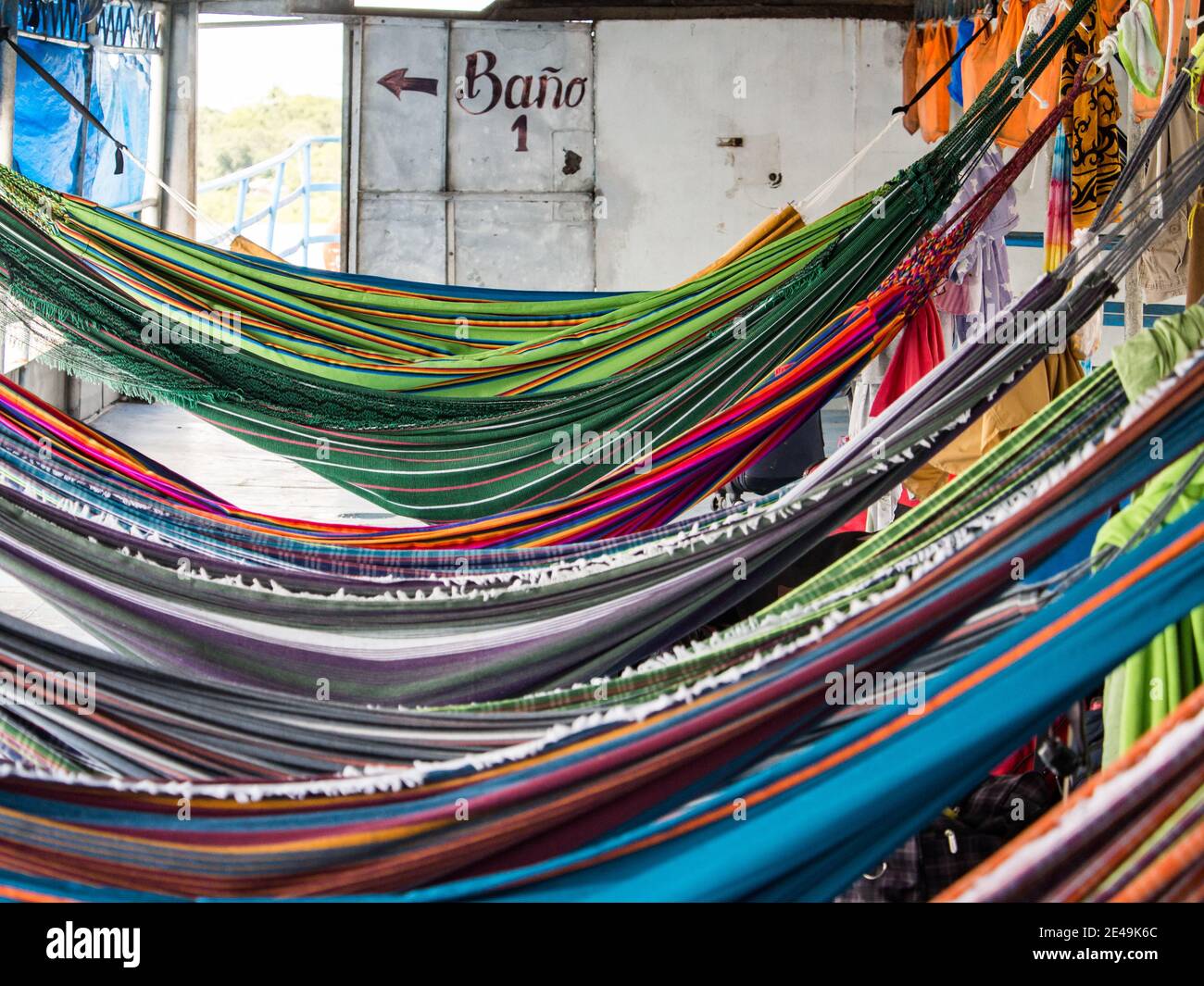 Rivière Amazone, Pérou. Des hamacs magnifiques et colorés sur le cargo. Amazonia, sentier de Santa Rosa à Iquitos. Amérique du Sud Banque D'Images