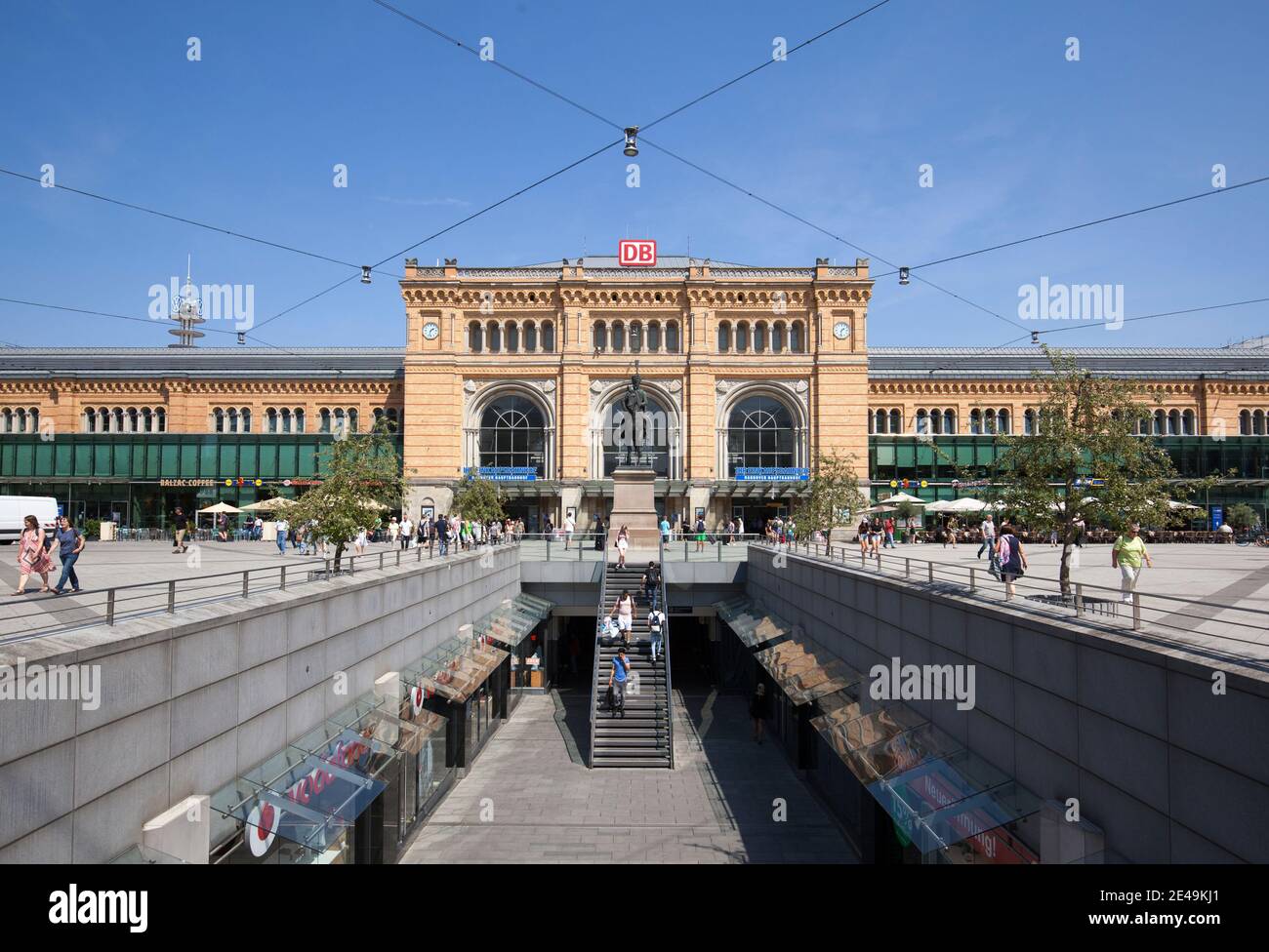 Gare centrale, rue commerçante Niki Saint Phalle, Hanovre Banque D'Images