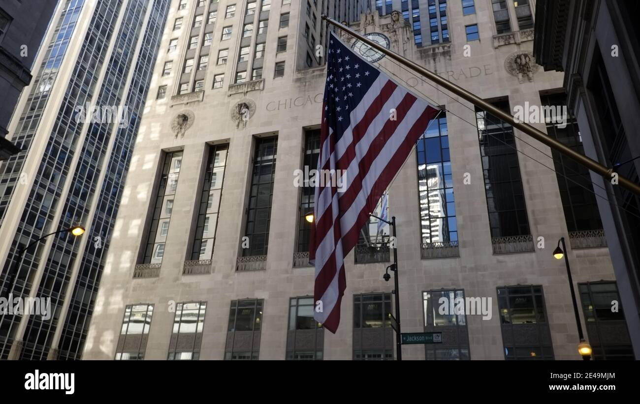 Rue la salle, Chicago. Drapeau AMÉRICAIN avec bâtiments historiques Banque D'Images