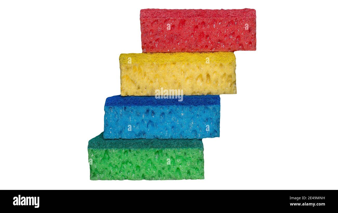 Un ensemble de tampons à récurer pour laver la vaisselle est isolé sur un fond blanc, une éponge de cuisine, un épurateur pour la vaisselle sale. Banque D'Images