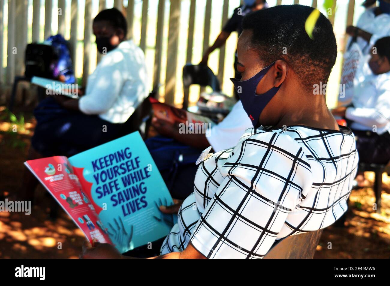Les travailleurs de la santé communautaire se réunissent sous un arbre à Sekhukhune, une partie rurale de l'Afrique du Sud Banque D'Images
