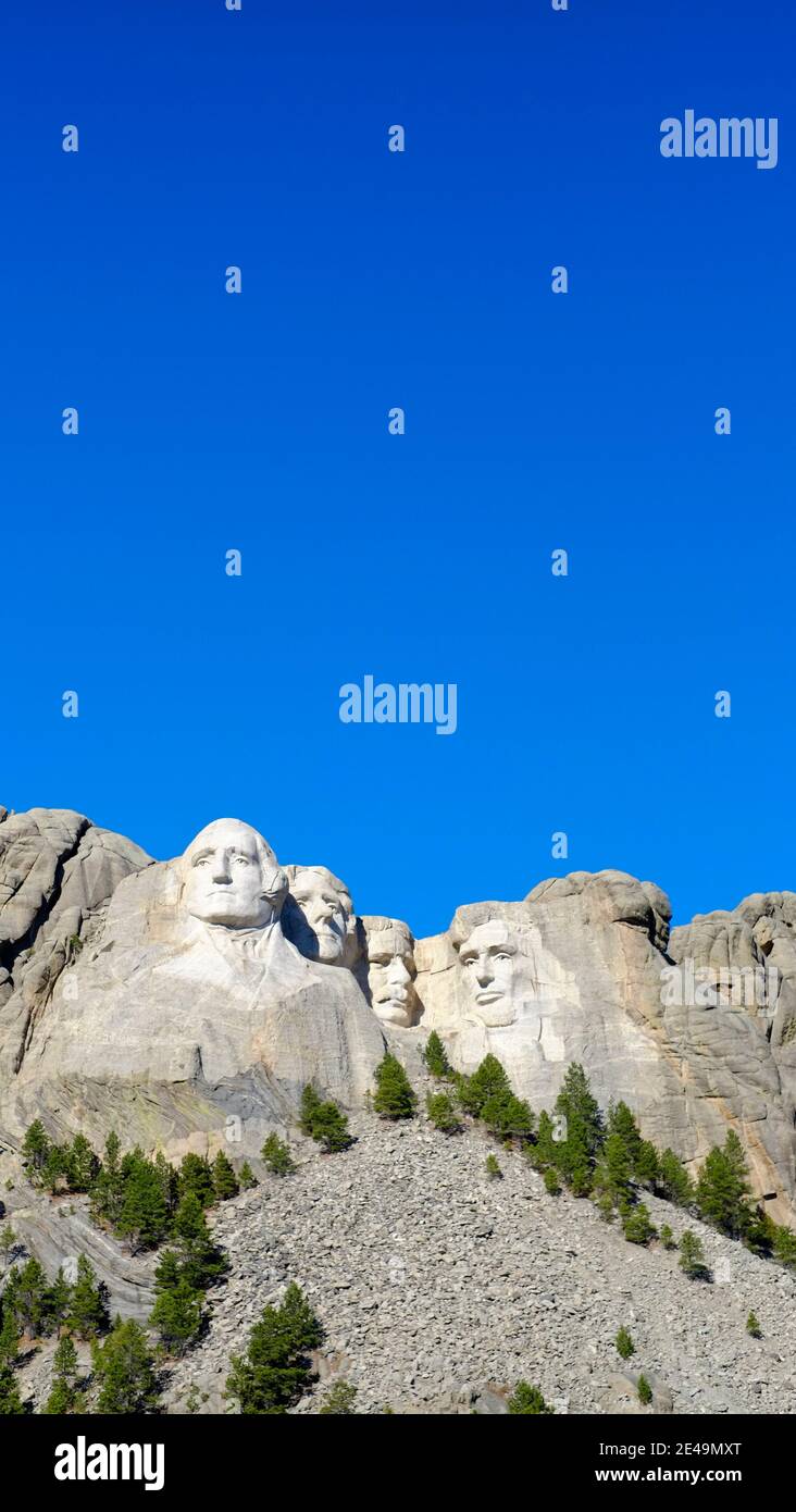 Mémorial national de Mount Rushmore, Black Hills, Dakota du Sud. Conçu et complété par Gutzon Borglum. La sculpture géante est sculptée dans du granit et présente des têtes de 18 mètres de haut de quatre présidents américains Banque D'Images