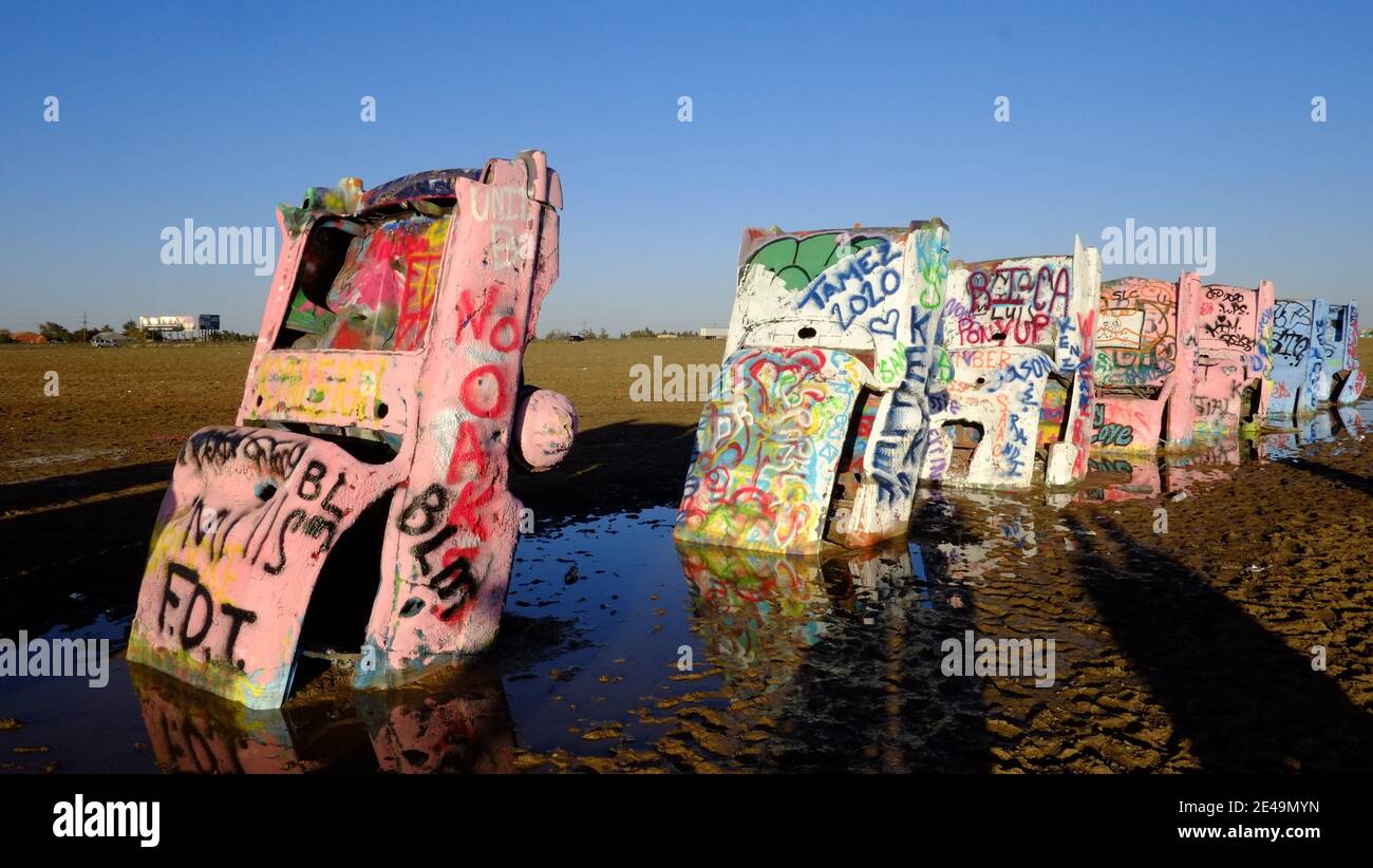 Cadillac Ranch, Amarillo, Texas. Créé en 1974 le long de la route 66 comme installation d'art public par Chip Lord, Hudson Marquez et Dough Mitchels Banque D'Images