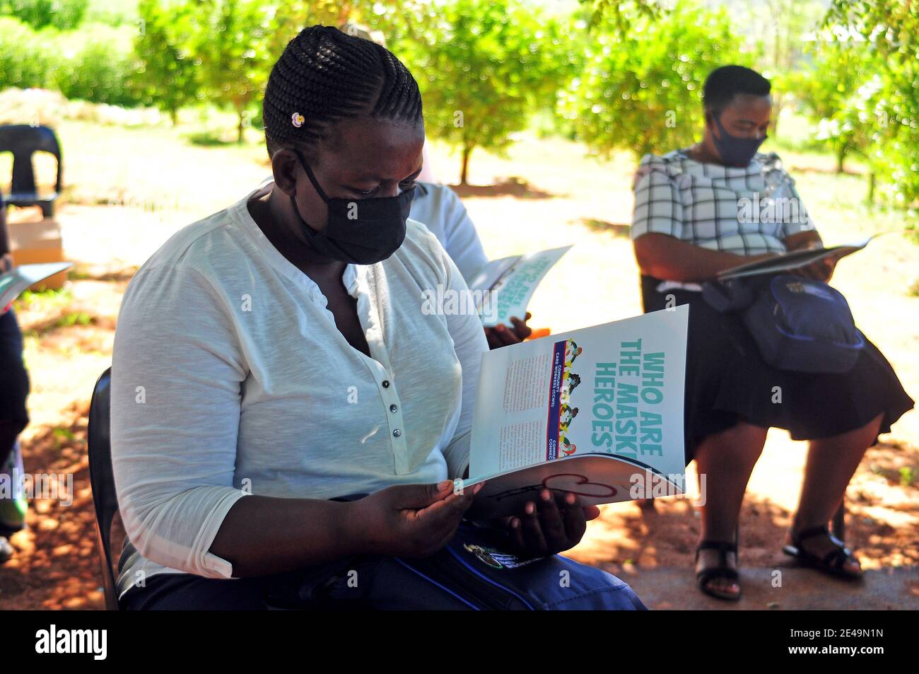 Les travailleurs de la santé communautaire se réunissent sous un arbre à Sekhukhune, une partie rurale de l'Afrique du Sud Banque D'Images