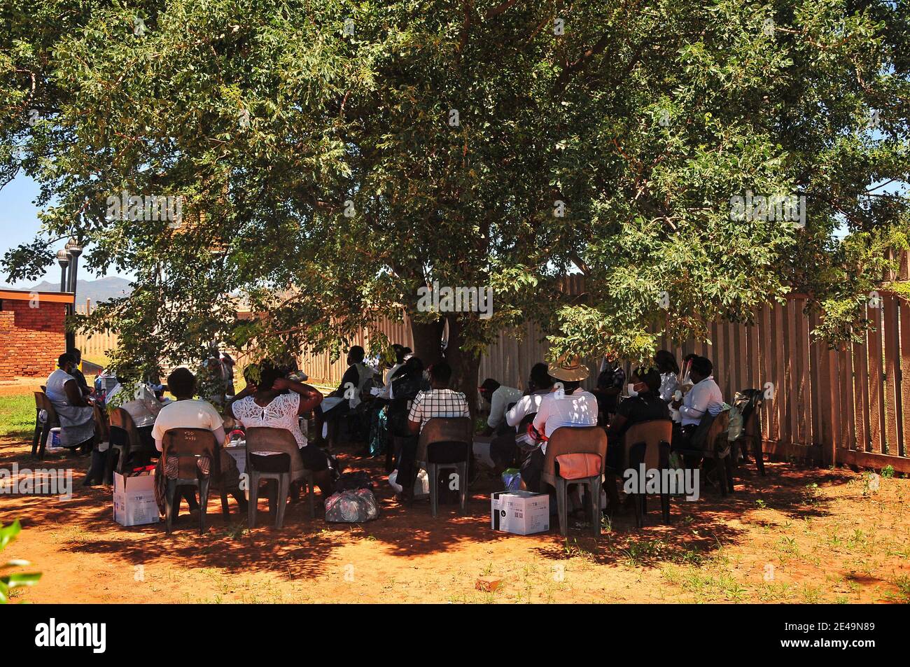 Les travailleurs de la santé communautaire se réunissent sous un arbre à Sekhukhune, une partie rurale de l'Afrique du Sud Banque D'Images