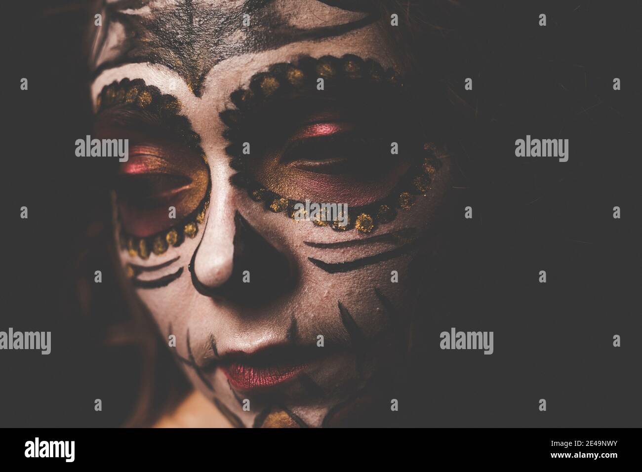 Portrait de la jeune femme maquillage et masqué comme dia des los muertos style, tradition mexicaine, jour des morts, peinture du corps, Banque D'Images