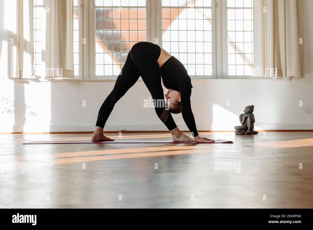 Trikonasana, exercice de yoga, triangle Banque D'Images