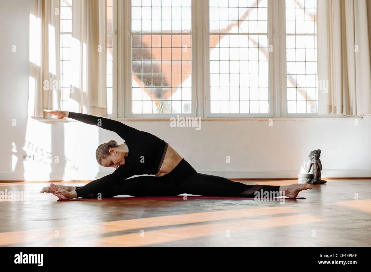 Les fractionnements de yoga, anjaneyasana Banque D'Images