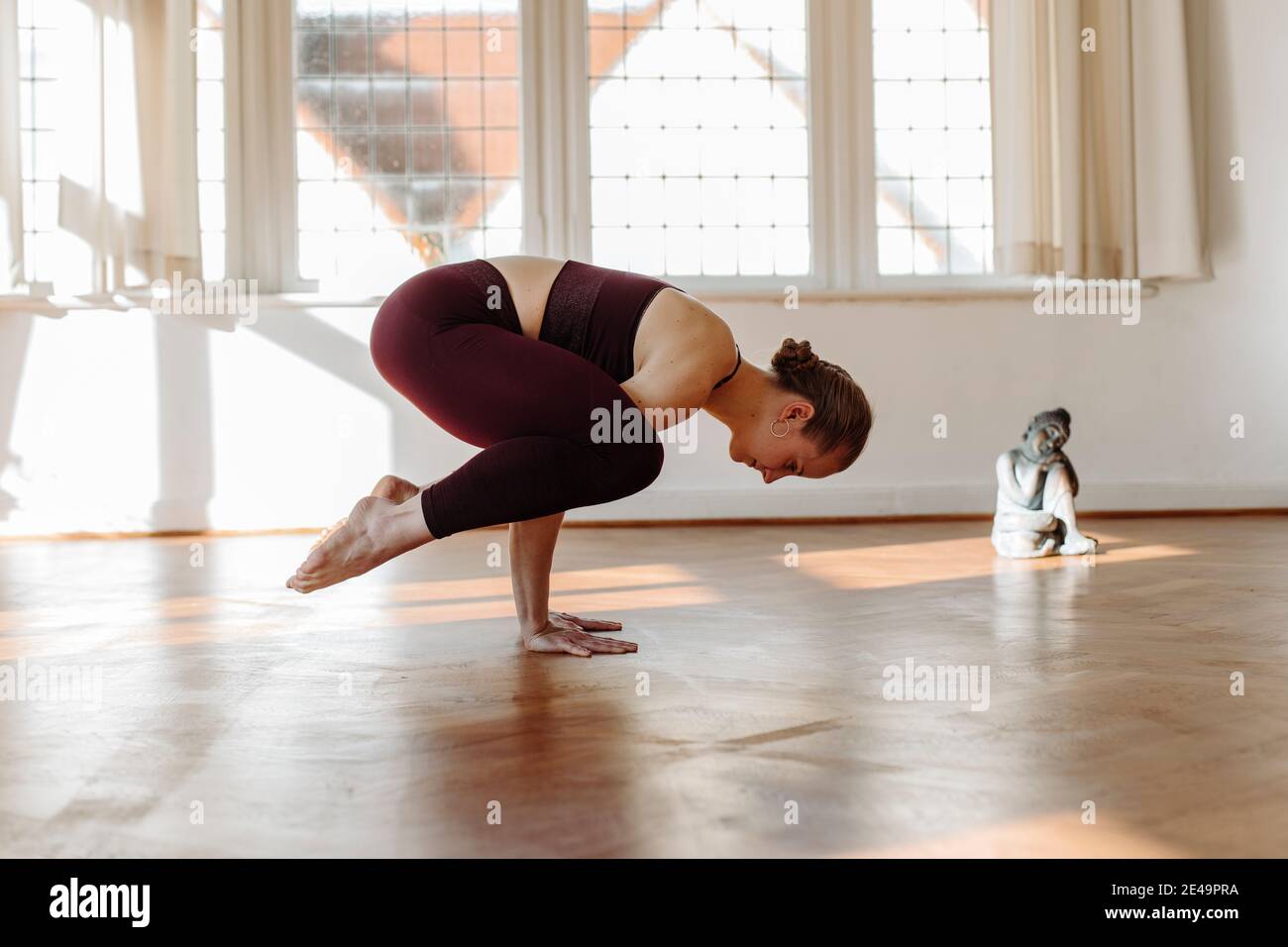 Posture de yoga du corbeau Banque de photographies et d'images à haute  résolution - Alamy