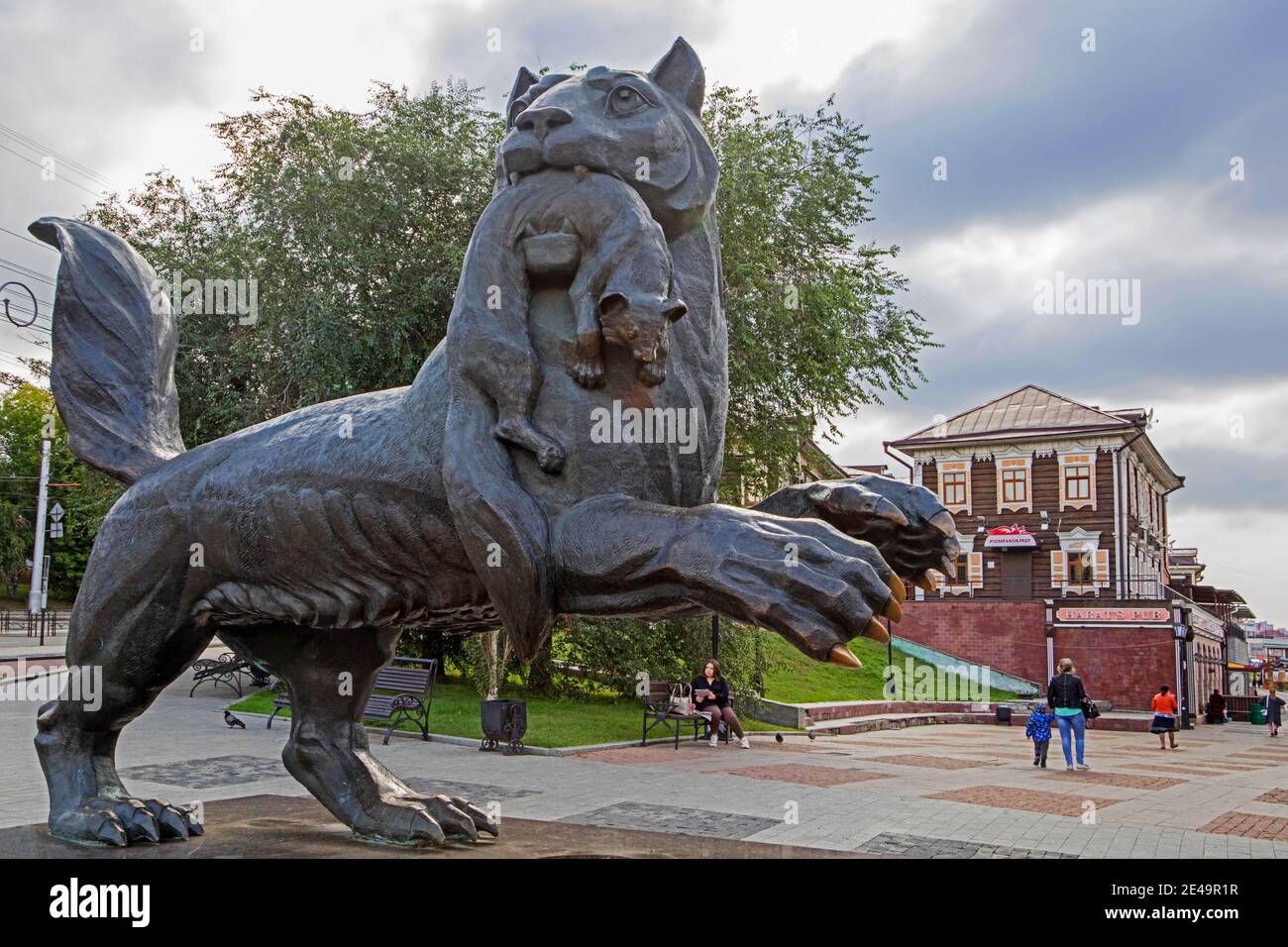 Statue de Babr, créature mythologique et symbole de la ville d'Irkoutsk à l'entrée du quartier historique en bois 'village d'Irkoutsk', Sibérie, Russie Banque D'Images