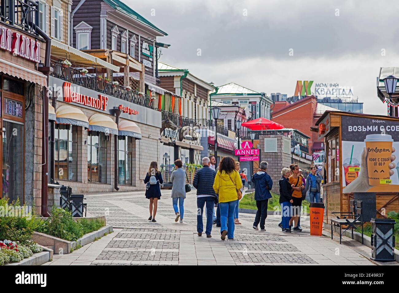 Shopping dans la rue commerçante avec des magasins et des restaurants dans la ville d'Irkoutsk, Sibérie du Sud, Russie Banque D'Images