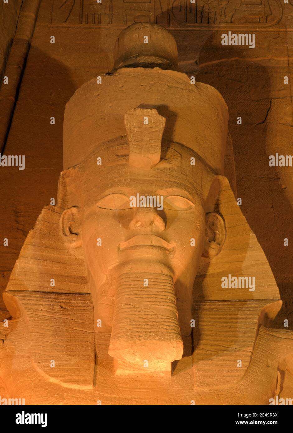 Afrique du Nord Égypte Abu Simbel temple de Ramsès II gros plan de la statue de tête sculptée dans la pierre la nuit illuminée - son et lumière spectacle Banque D'Images