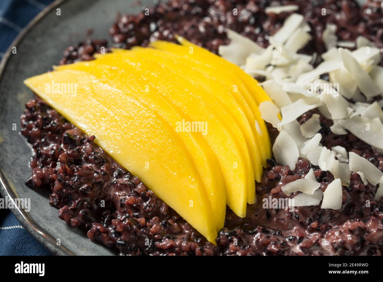 Riz sticky à la mangue violette maison avec lait de noix de coco Banque D'Images