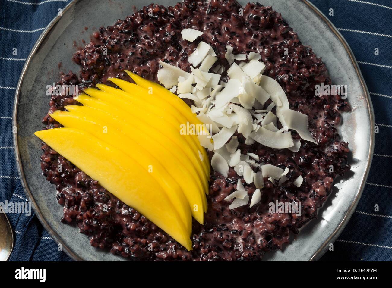Riz sticky à la mangue violette maison avec lait de noix de coco Banque D'Images