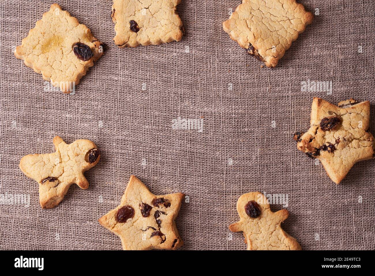 Biscuits au chocolat sur serviette en lin de différentes formes sans gluten, sans lactose, sans sucre, dessert sain avec raisins secs avec espace de copie Banque D'Images