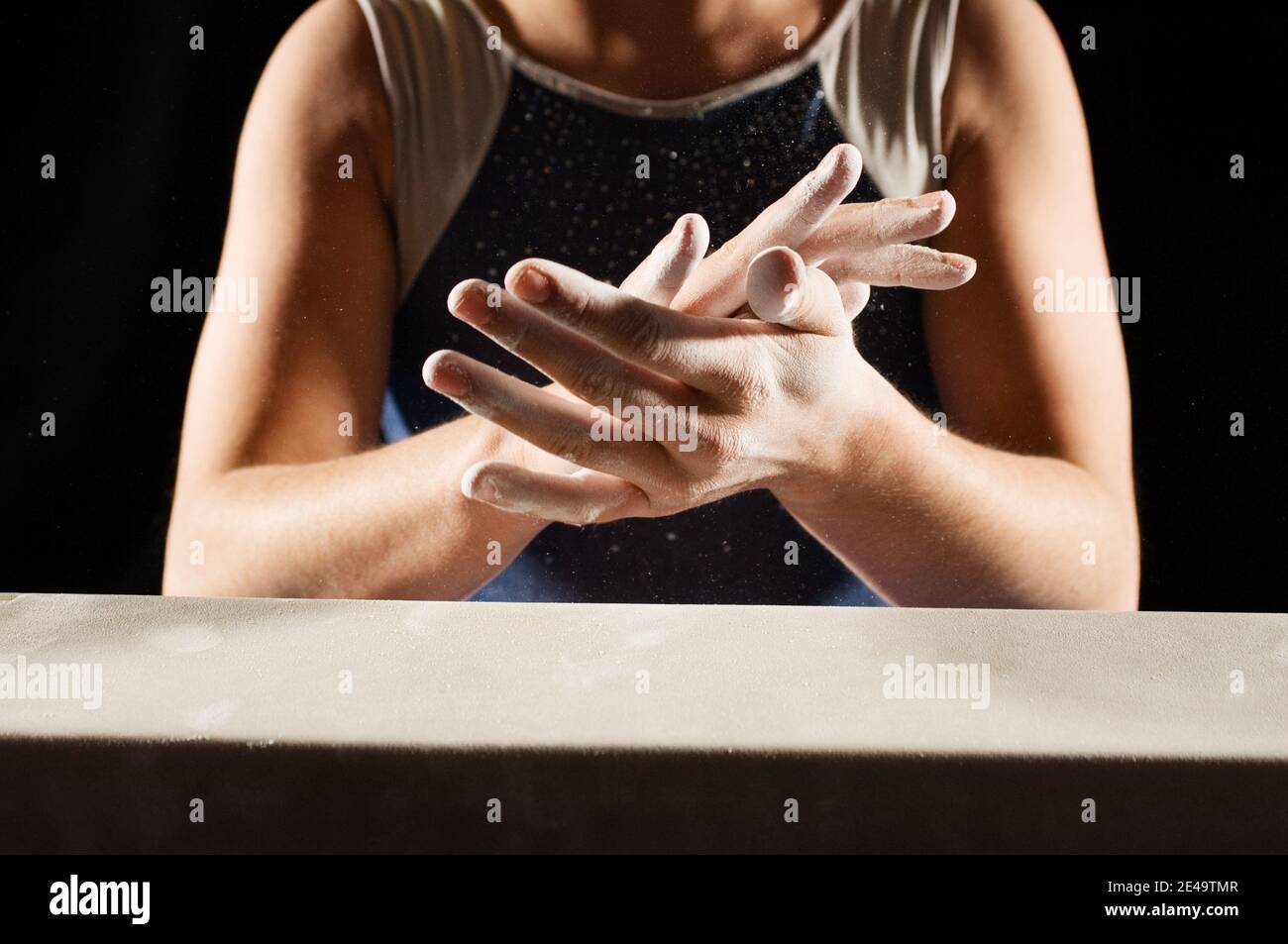 Photo rognée de jeune gymnaste avec de la craie dans les mains Banque D'Images