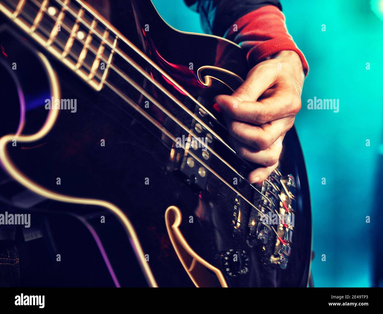 Gros plan d'une main jouant la guitare basse Banque D'Images Gros plan d'une main jouant la guitare basse Banque D'Images