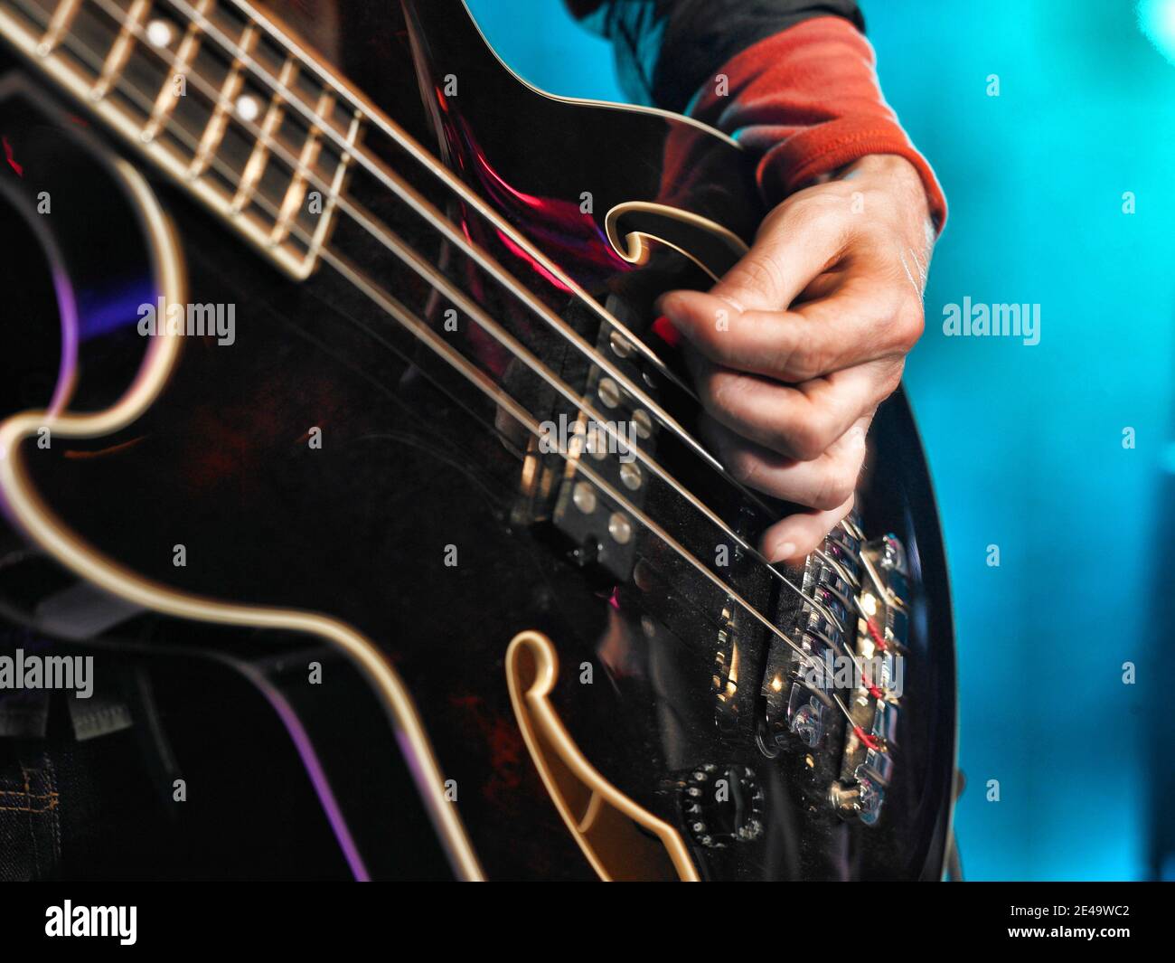 Gros plan d'une main jouant la guitare basse Banque D'Images Gros plan d'une main jouant la guitare basse Banque D'Images