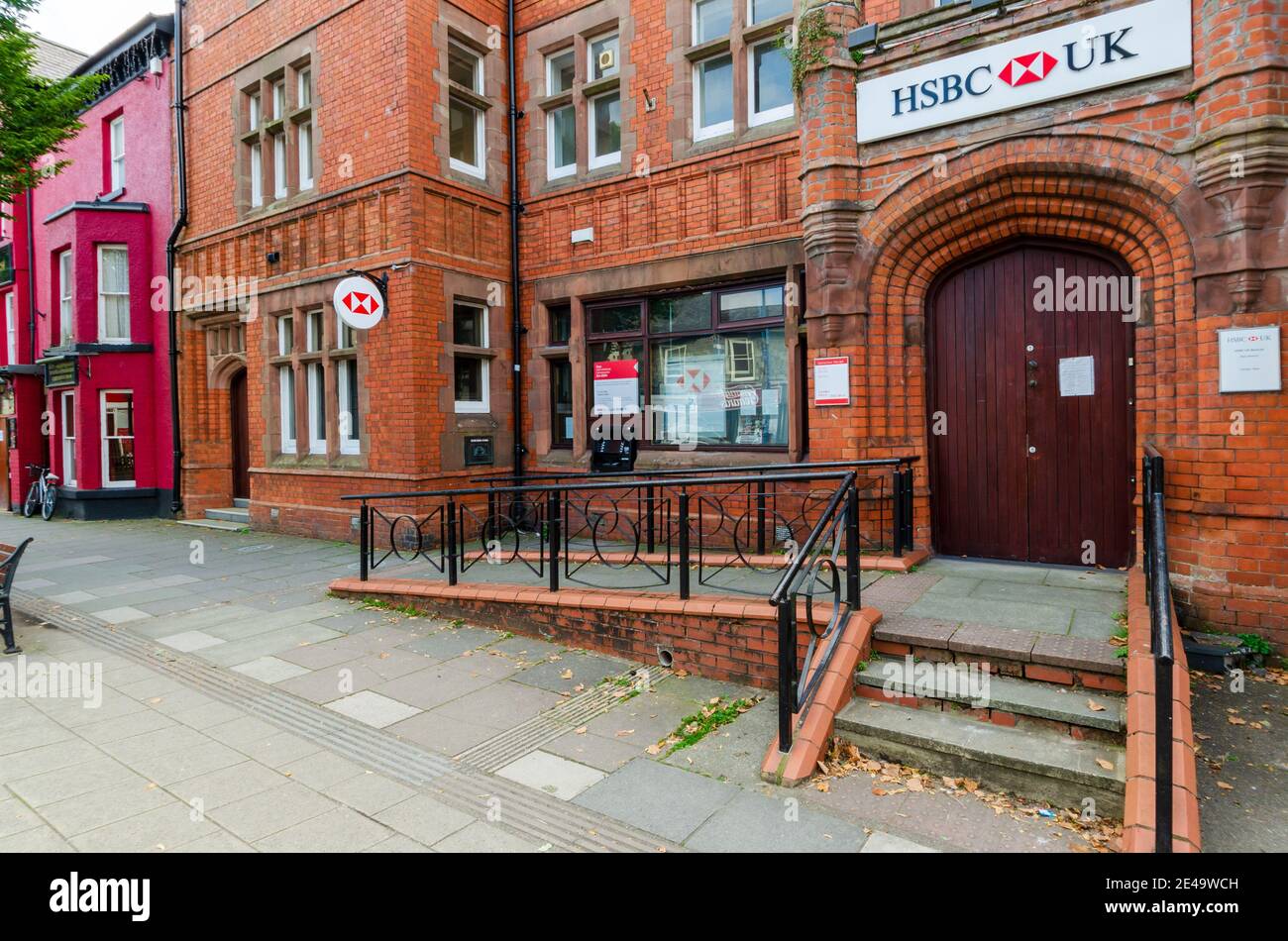 Bala ; Royaume-Uni : 20 septembre 2020 : HSBC est une société bancaire internationale ayant des succursales dans tout le Royaume-Uni. Vu ici est leur branche de Bala, située sur le H Banque D'Images
