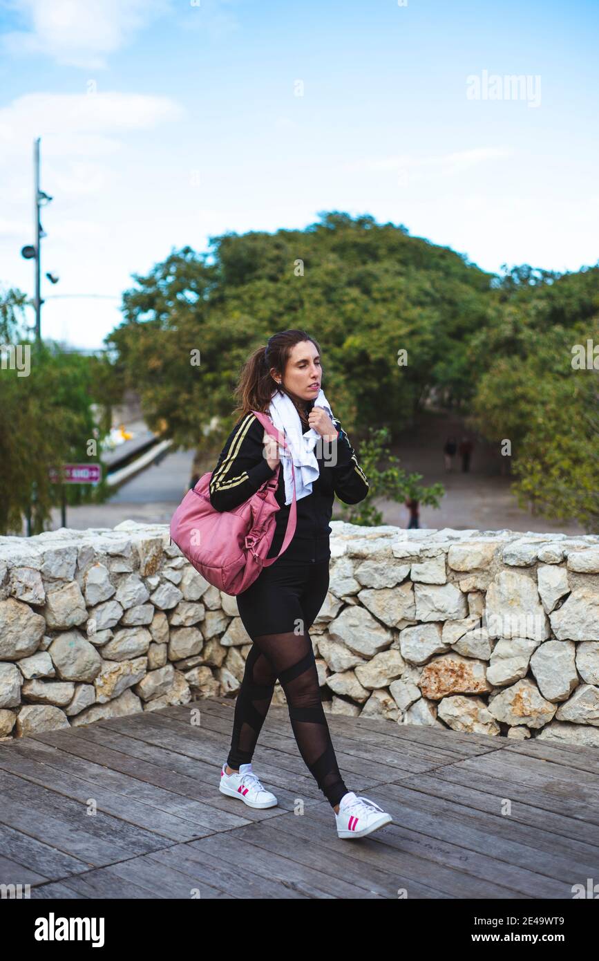 Style de vie physique. Une fille marchant avec un sac de sport après la leçon de fitness. Banque D'Images