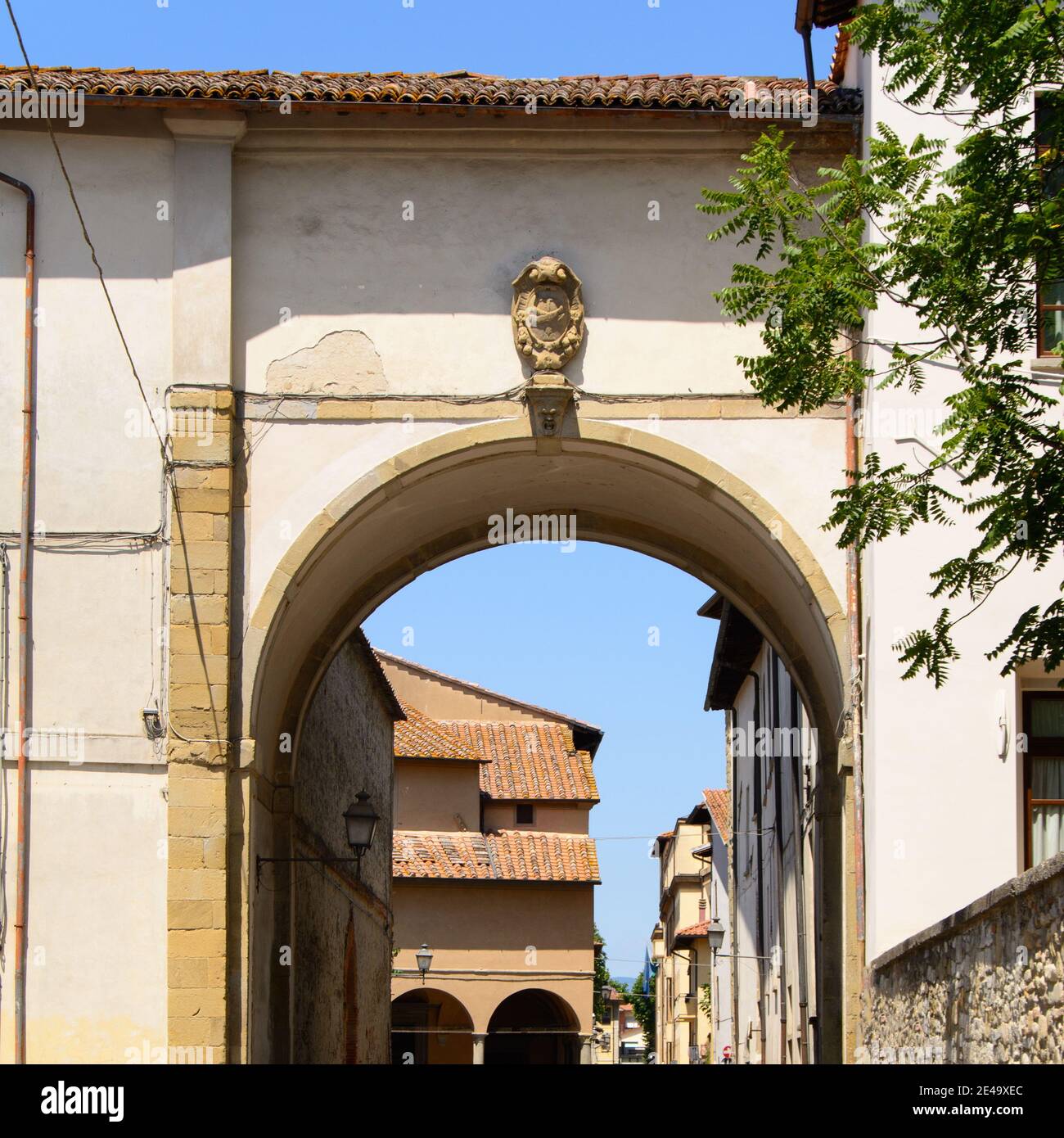 Belle arche de pierre avec sculptures en Toscane, Italie Banque D'Images