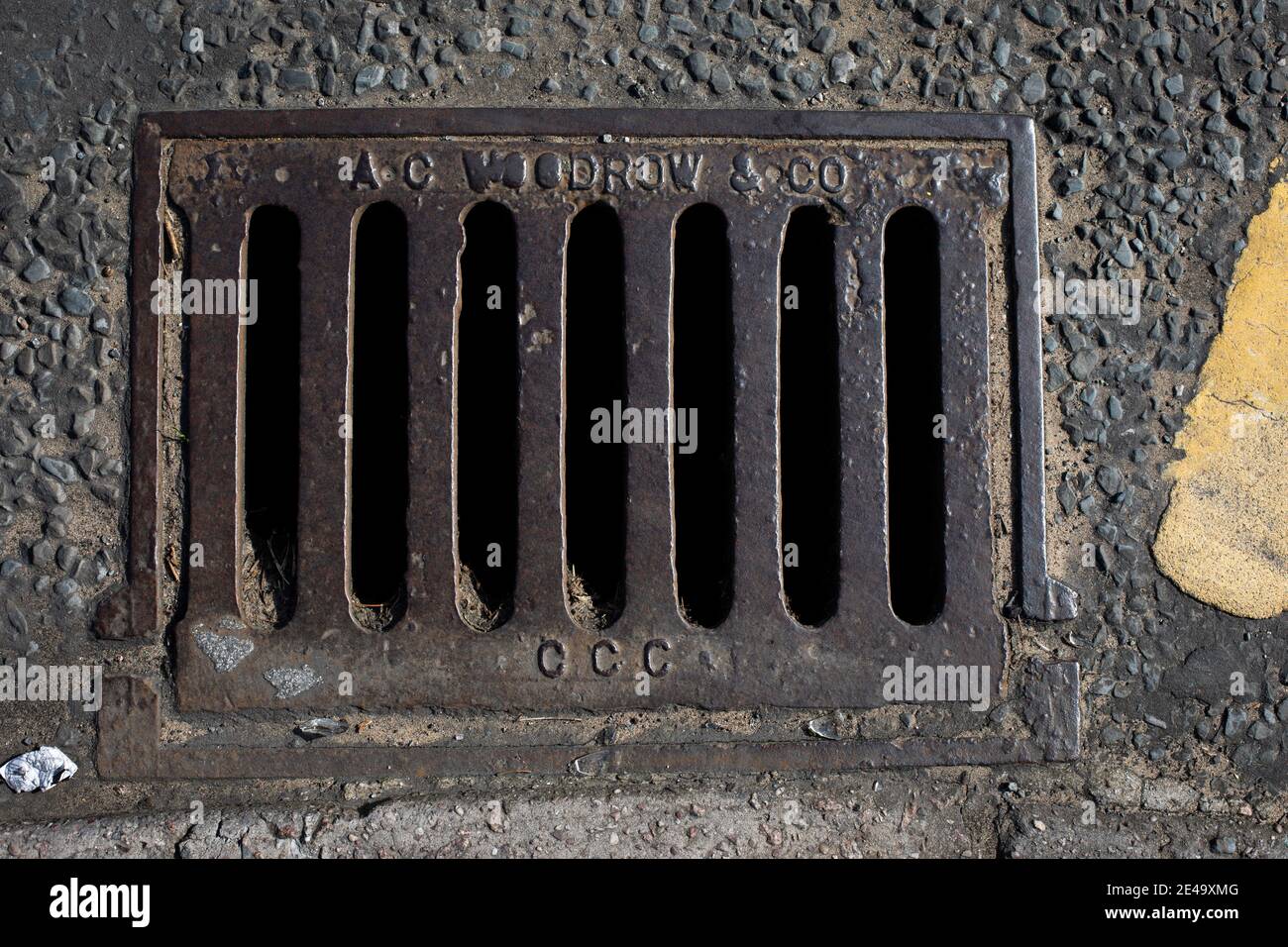 Un couvercle de drain illustré sur une rue à Wirral, Angleterre. Banque D'Images