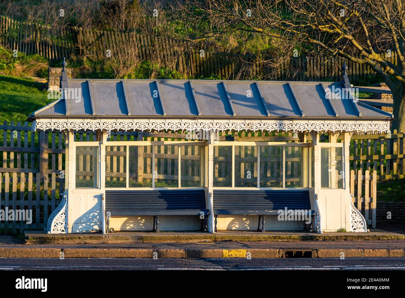 Abri vintage sur Western Esplanade, Southend on Sea, Essex, Royaume-Uni. Coin salon à l'architecture richement ornée et historique sous les jardins de la falaise. Sièges protégés Banque D'Images