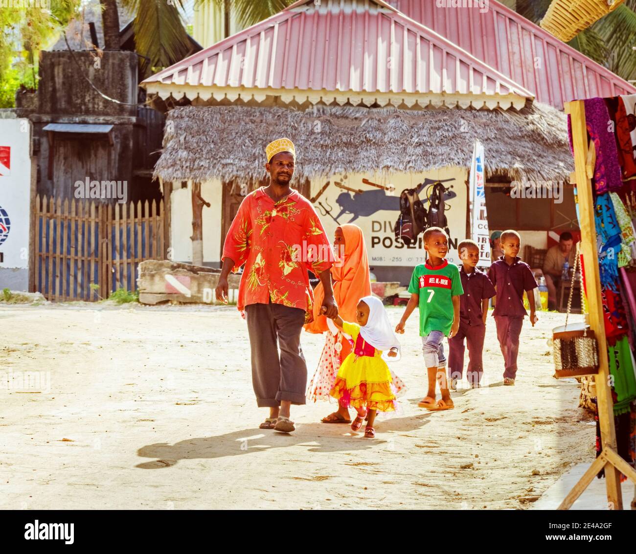 Mars, 15, 2020, Nungwi, Tanzanie, Afrique : Marche familiale africaine, papa avec enfants Banque D'Images