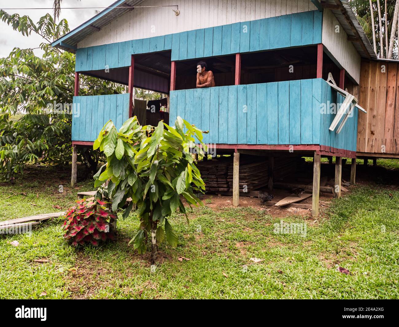 Paumari, Pérou - 29 novembre 2018 : maison en bois dans un petit village de la jungle amazonienne, Amérique du Sud. Bassin de la rivière Yavarii affluent de la rivière Amazone. Banque D'Images